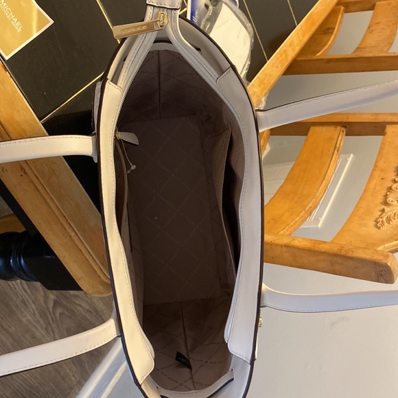 Bag has been carried 3 times and in brand new condition - Picture 4 of 5